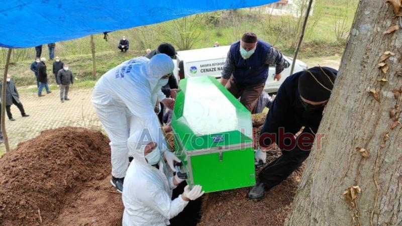 Aynı ailede koronadan ölen 5'nci kişi toprağa verildi