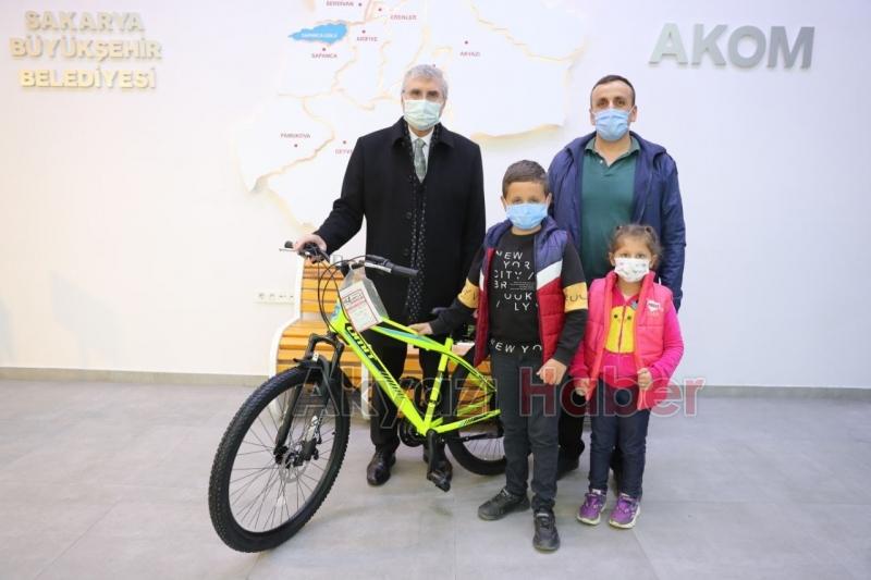 Bisikleti çalınan Yiğit'e yeni bisiklet hediye etti