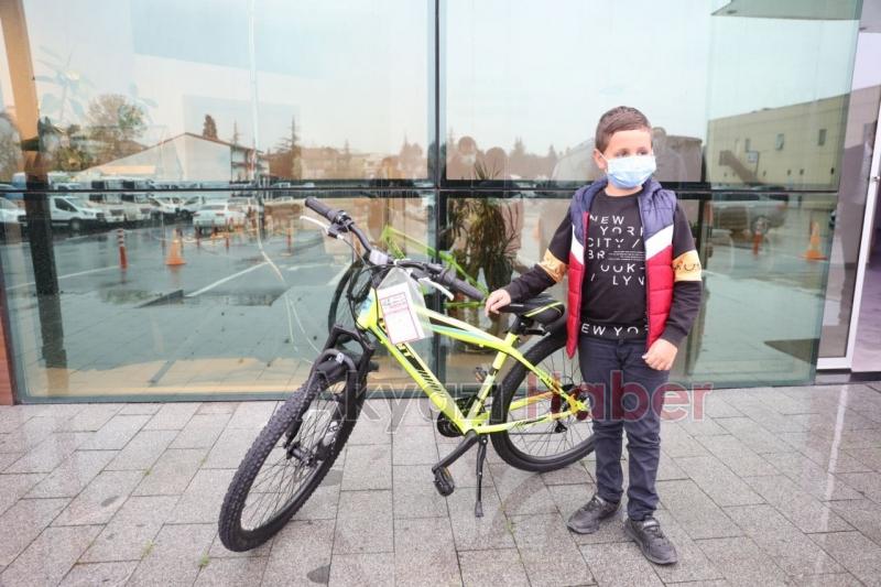 Bisikleti çalınan Yiğit'e yeni bisiklet hediye etti