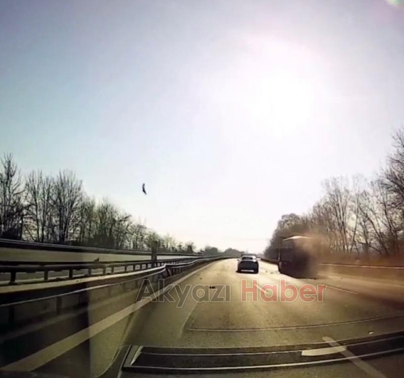 Kamyonun lastiği bomba gibi patladı