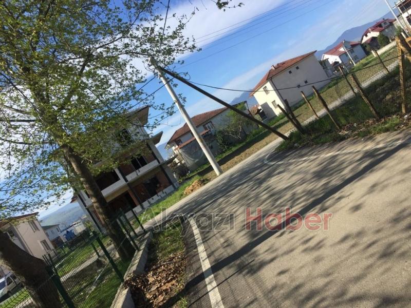 Yıkılmak üzere olan telefon direği tehlike saçıyor