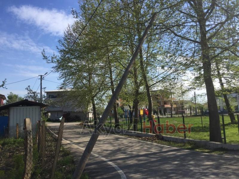 Yıkılmak üzere olan telefon direği tehlike saçıyor