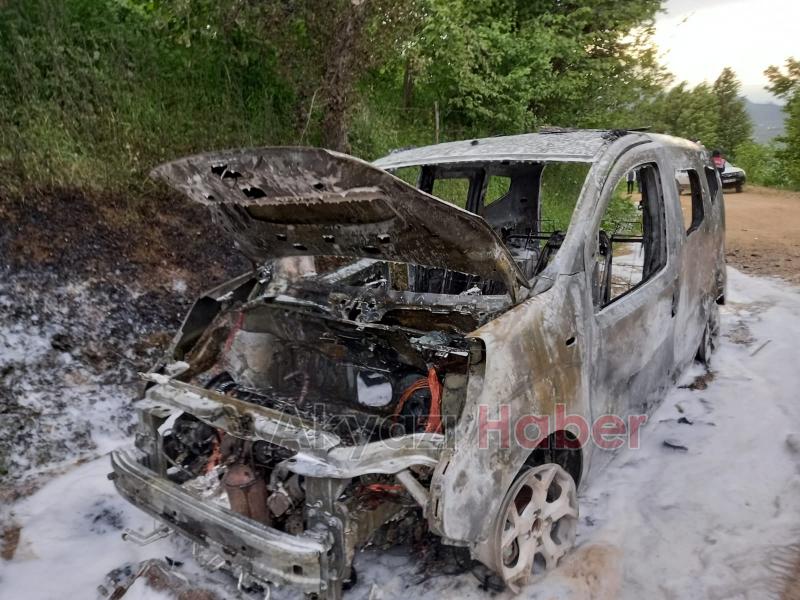 Araç alev alev yandı