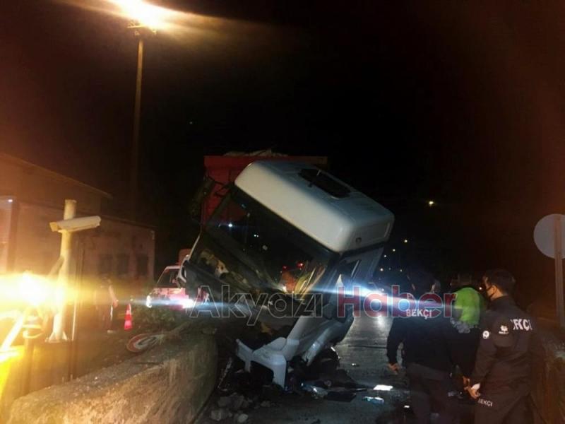 Alkollü sürücü kamyonla otoyol gişelerine daldı