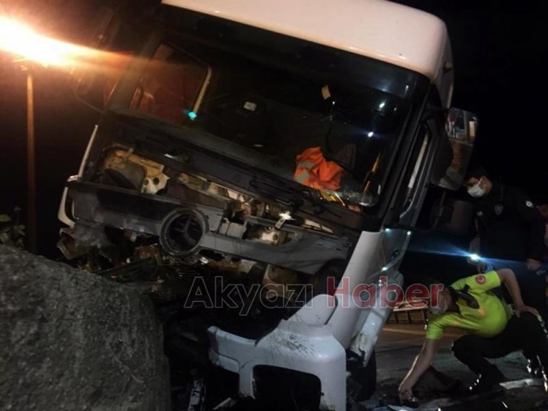 Alkollü sürücü kamyonla otoyol gişelerine daldı