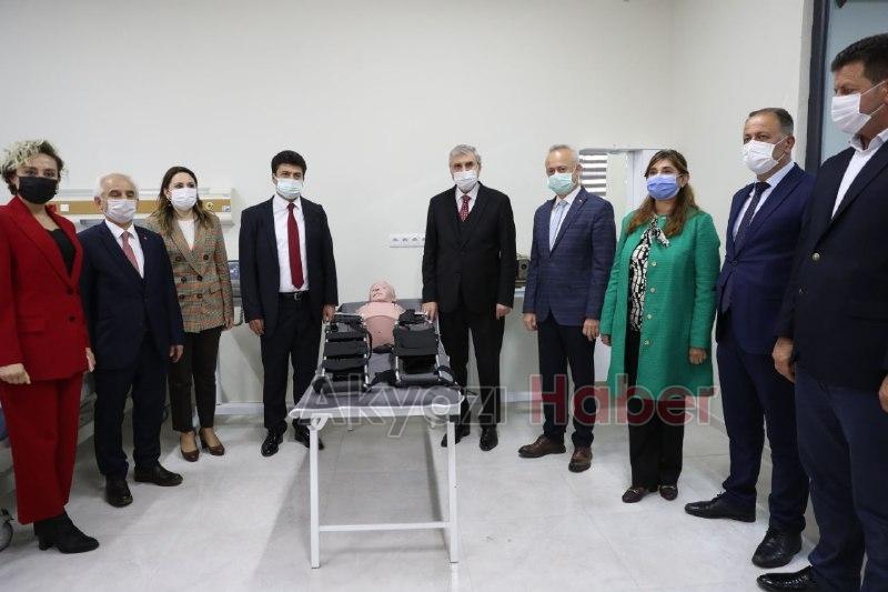Sağlık Fakültesi'nin laboratuvarı açıldı