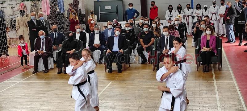 Akyazı Halk Eğitim Merkezi'nden yıl sonu sergisi