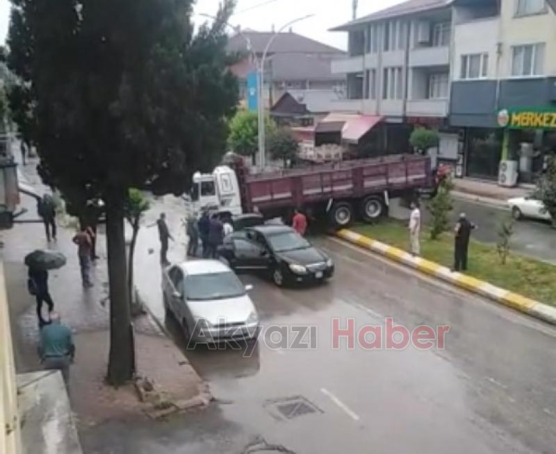 Kamyon refüjü aşıp karşı yöne geçti