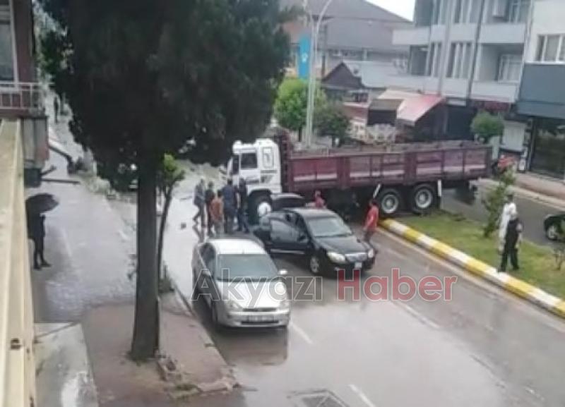 Kamyon refüjü aşıp karşı yöne geçti