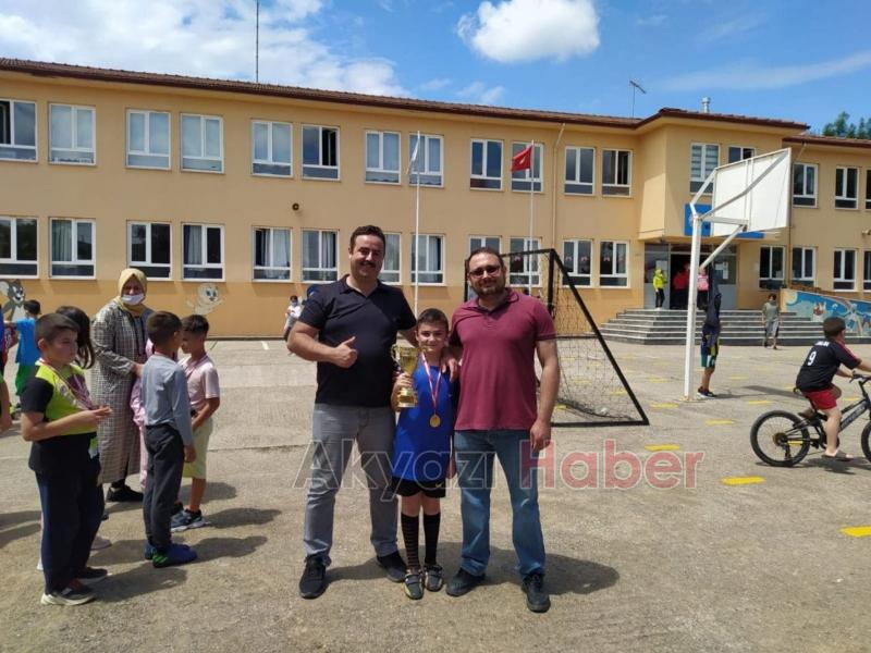 Nevruz Banoğlu İlkokulu'nda futbol turnuvası sona erdi