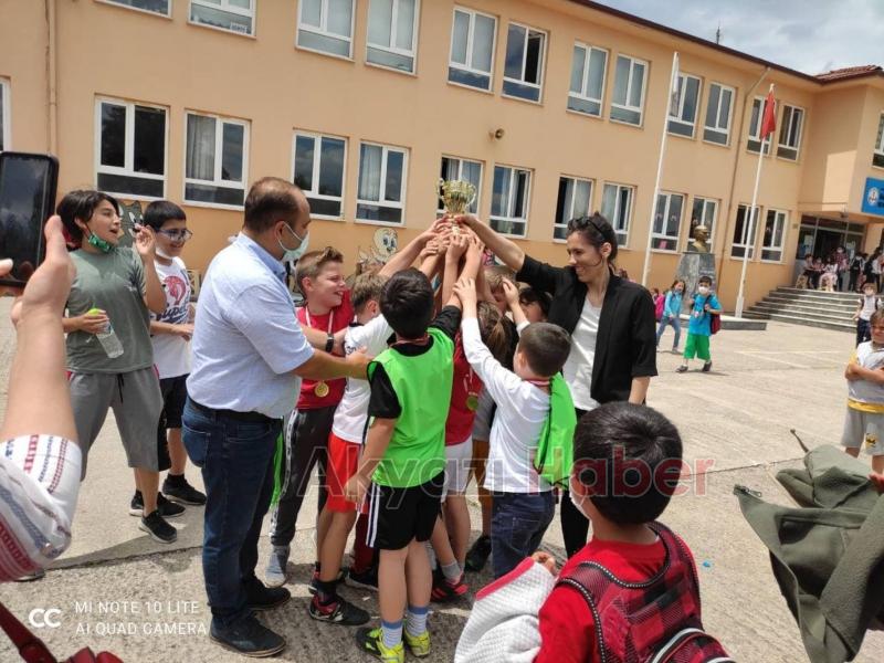 Nevruz Banoğlu İlkokulu'nda futbol turnuvası sona erdi