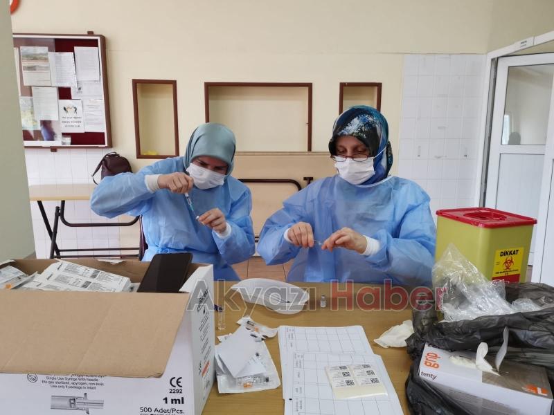 Akyazılılardan aşı çadırına yoğun ilgi