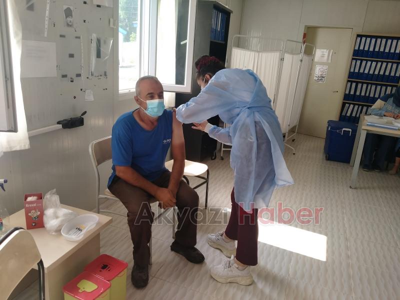 Akyazılılardan aşı çadırına yoğun ilgi