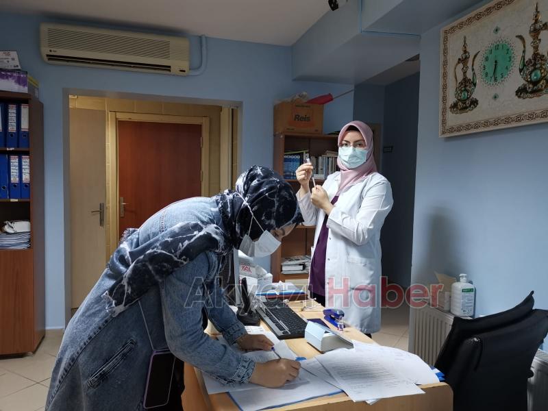 Akyazılılardan aşı çadırına yoğun ilgi