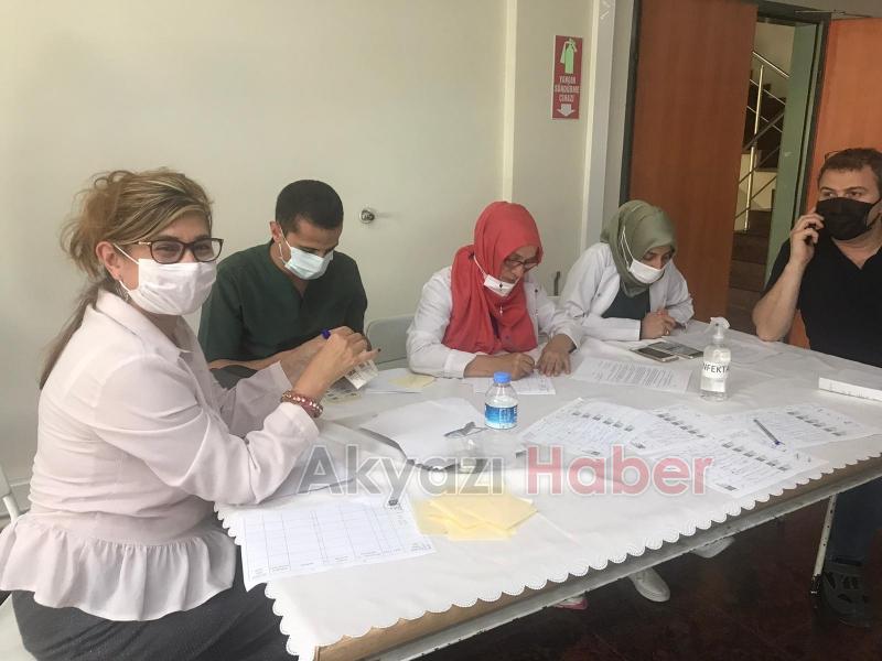 Akyazılılardan aşı çadırına yoğun ilgi