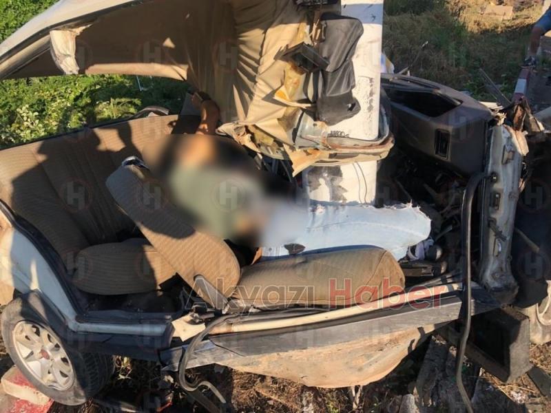 İkiye bölünen otomobilde 27 yaşındaki Emre öldü