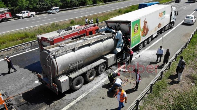 Tanker tıra ok gibi saplandı 1 ölü