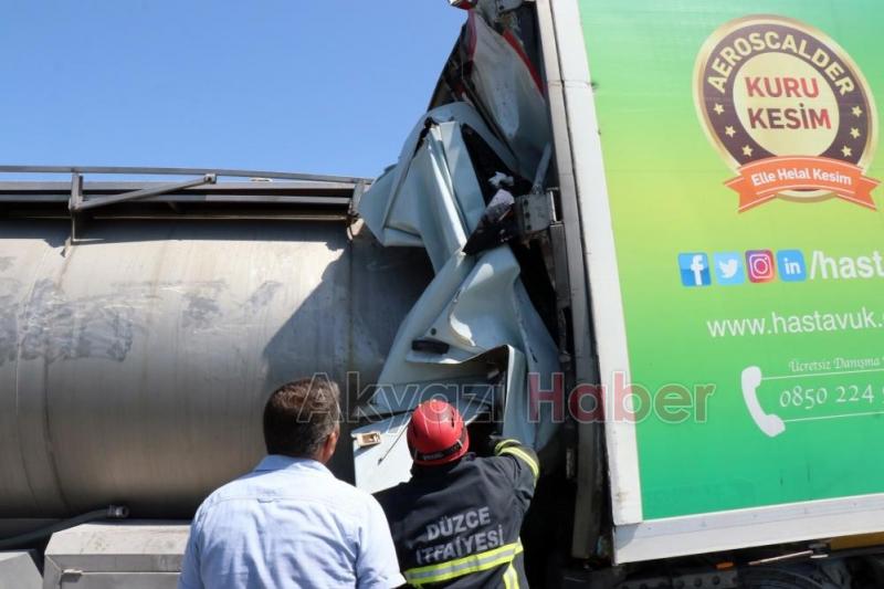 Tanker tıra ok gibi saplandı 1 ölü