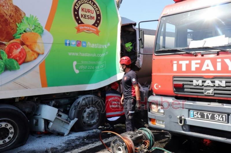 Tanker tıra ok gibi saplandı 1 ölü