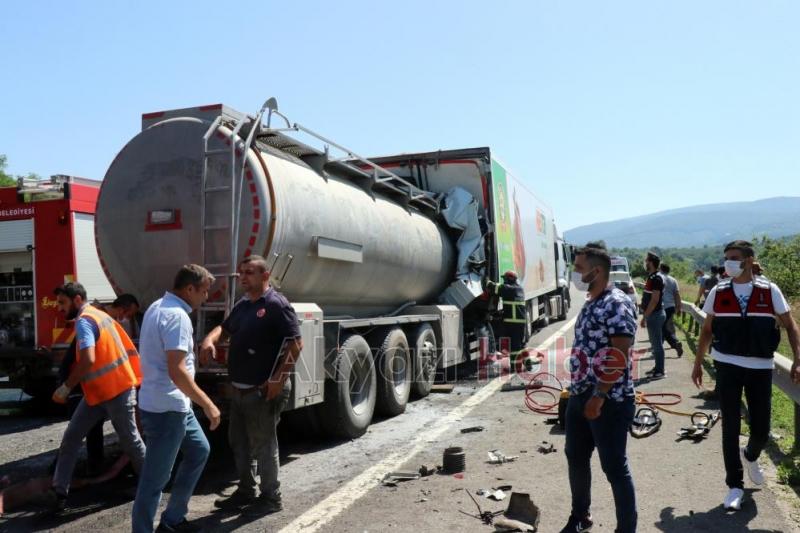 Tanker tıra ok gibi saplandı 1 ölü
