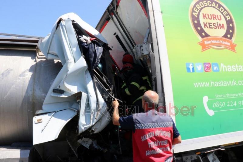 Tanker tıra ok gibi saplandı 1 ölü