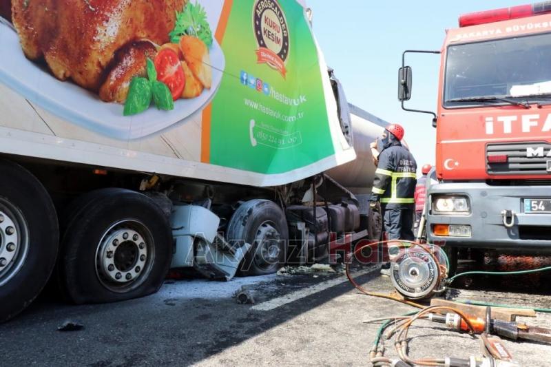 Tanker tıra ok gibi saplandı 1 ölü