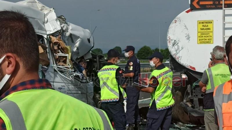 Sulama tankerine çarpan minibüsün sürücüsü öldü