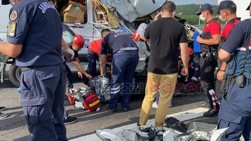 Sulama tankerine çarpan minibüsün sürücüsü öldü