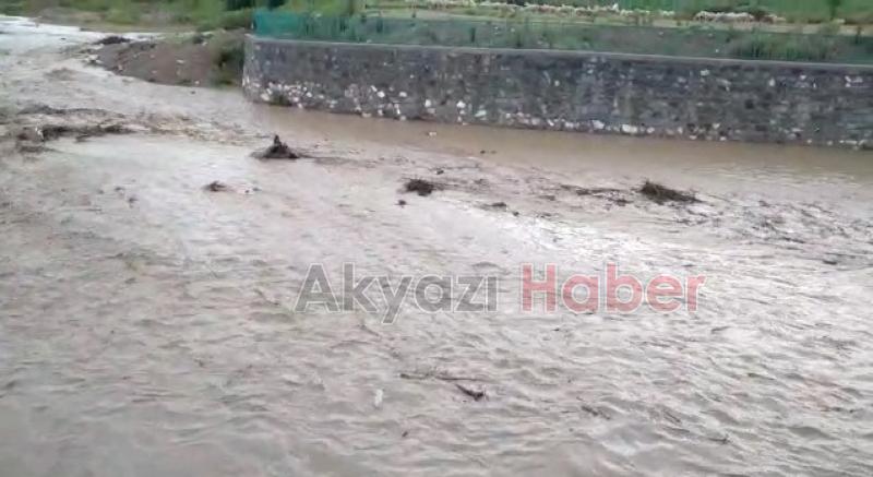 Akyazı'da dereler kabardı