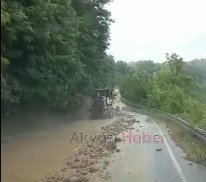 Toprak kaydı yol kapandı
