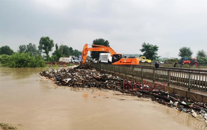 Büyükşehir’den selden etkilenen bölgeye anında müdahale