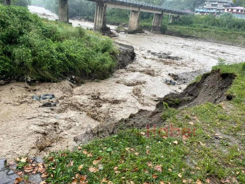 Taşburun ve Ballıkaya Mahallelerinde Sel meydana geldi