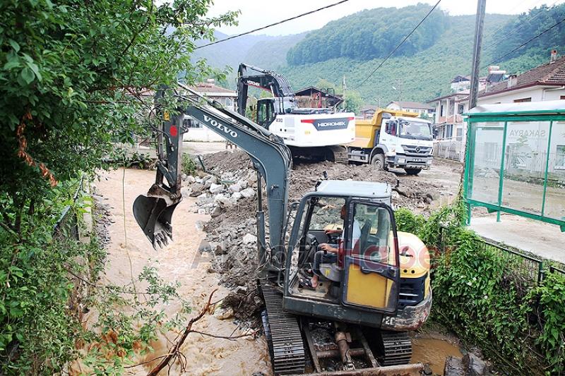 Selin vurduğu Akyazı'da yaralar sarılıyor