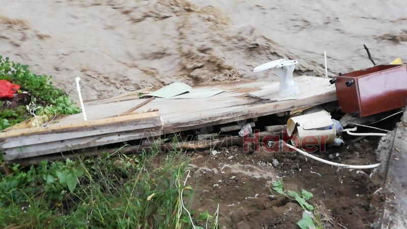 Ahşap ev sela kapıldı