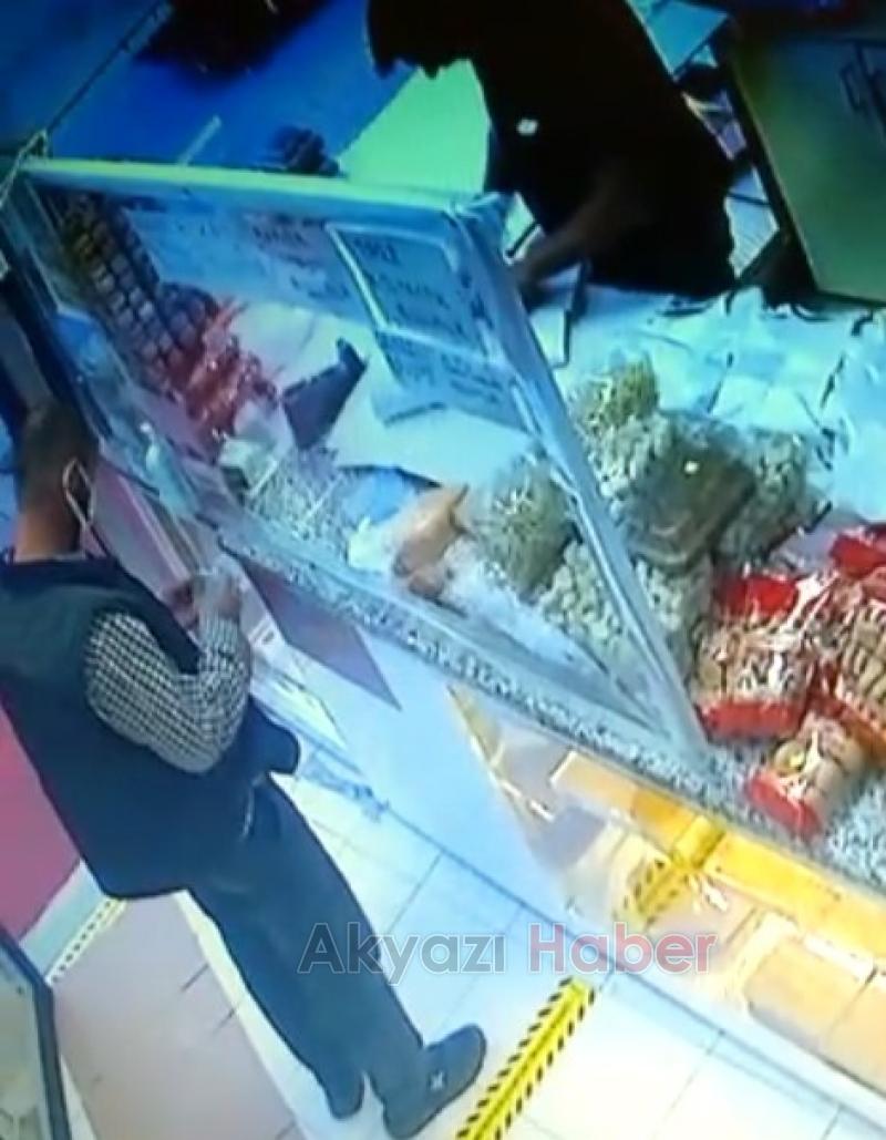 Dükkanda parasını düşüren müşterisini arıyor