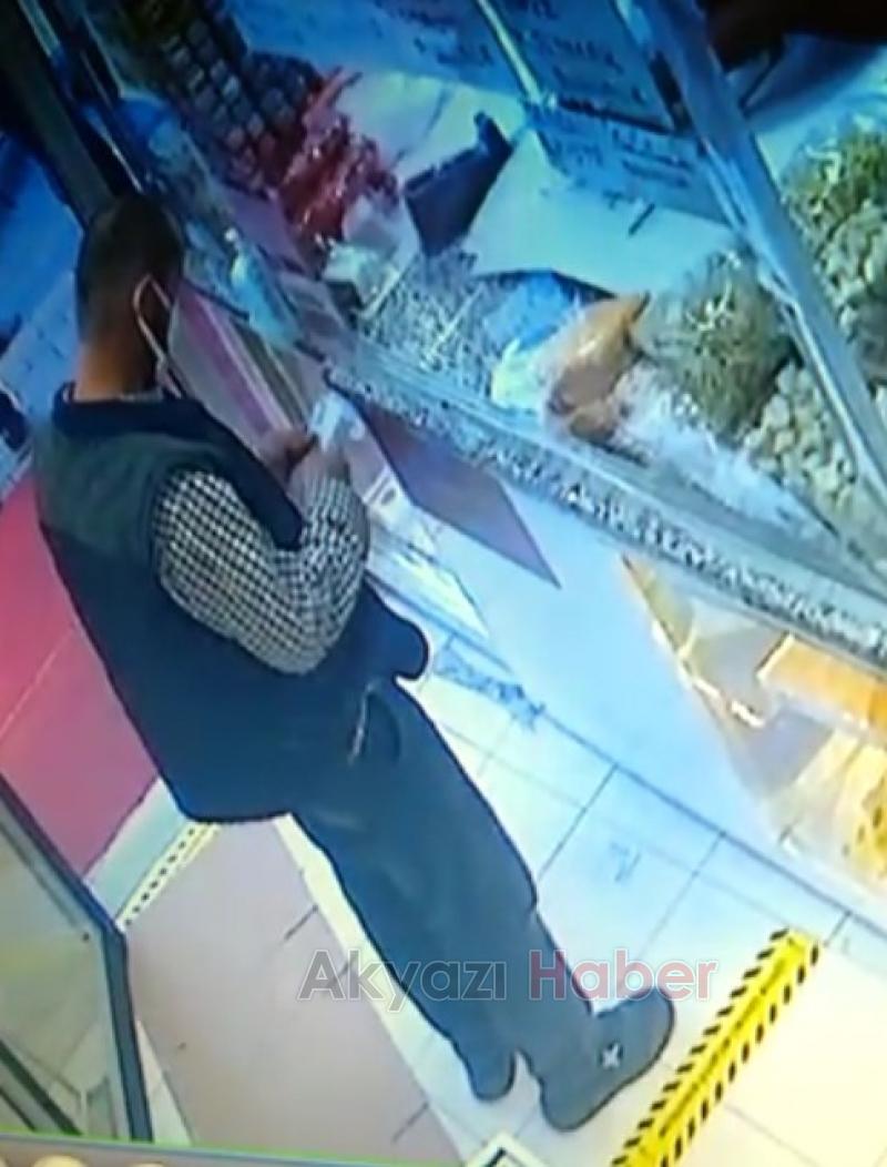 Dükkanda parasını düşüren müşterisini arıyor