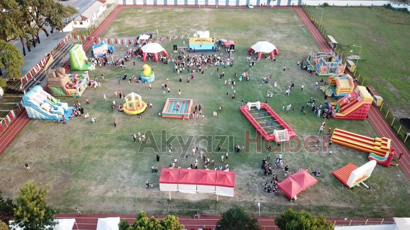 Akyazı çocuk şenliğinde çocuklar doyasıya eğlendi