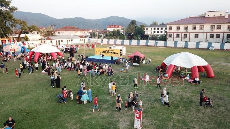 Akyazı çocuk şenliğinde çocuklar doyasıya eğlendi