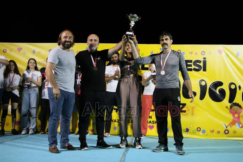 Akyazı çocuk şenliğinde çocuklar doyasıya eğlendi