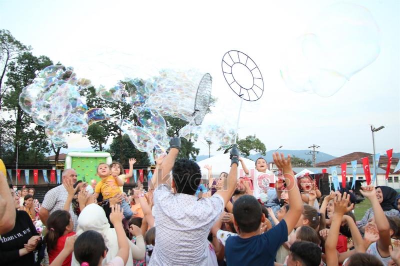 Akyazı çocuk şenliğinde çocuklar doyasıya eğlendi