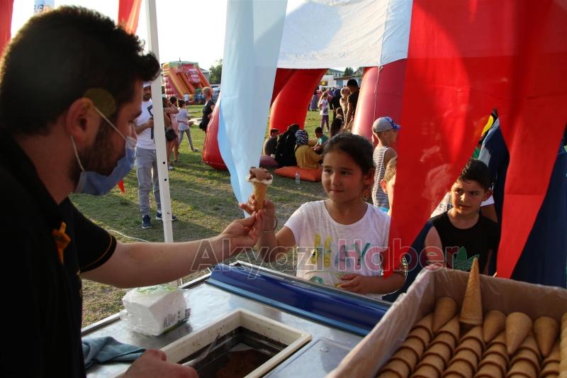 Akyazı çocuk şenliğinde çocuklar doyasıya eğlendi