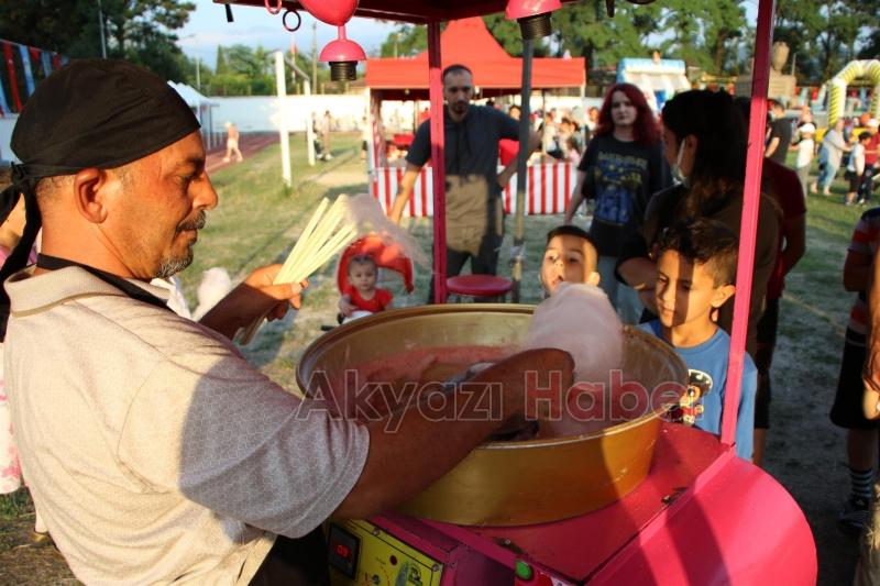 Akyazı çocuk şenliğinde çocuklar doyasıya eğlendi