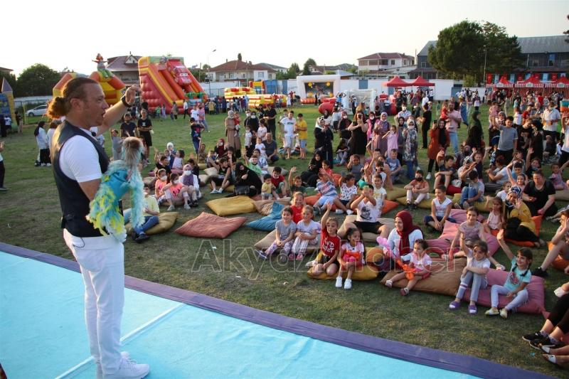 Akyazı çocuk şenliğinde çocuklar doyasıya eğlendi