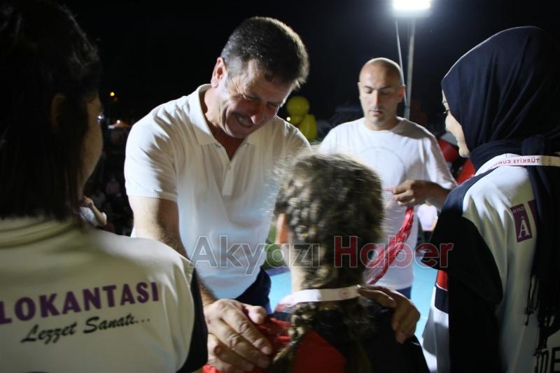 Akyazı çocuk şenliğinde çocuklar doyasıya eğlendi