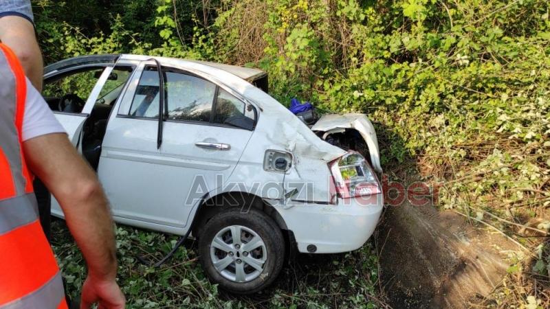 Otomobil ağaçlık alana uçtu: 3 yaralı