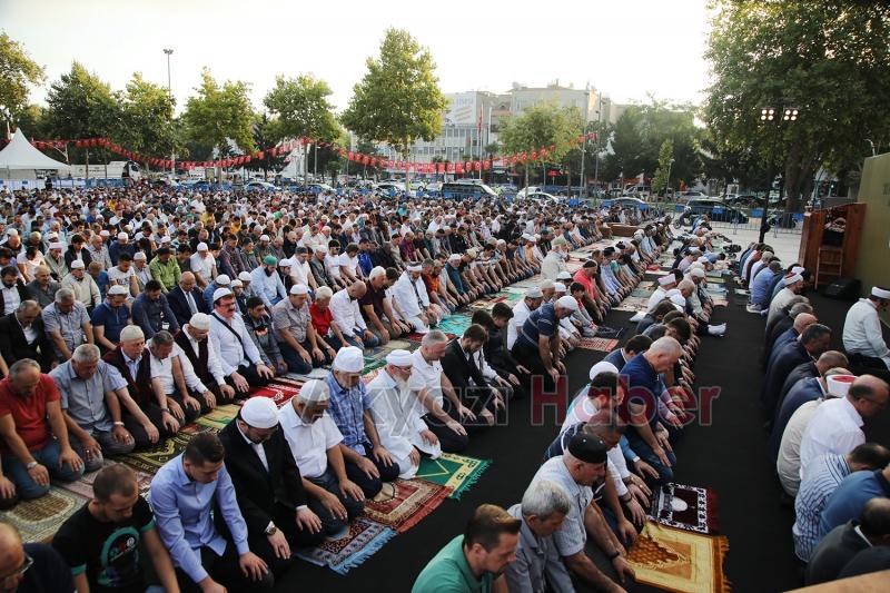 Bayram namazı Demokrasi Meydanı'nda kılınacak