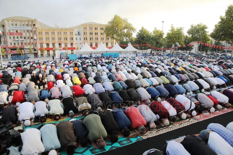 Bayram namazı Demokrasi Meydanı'nda kılınacak