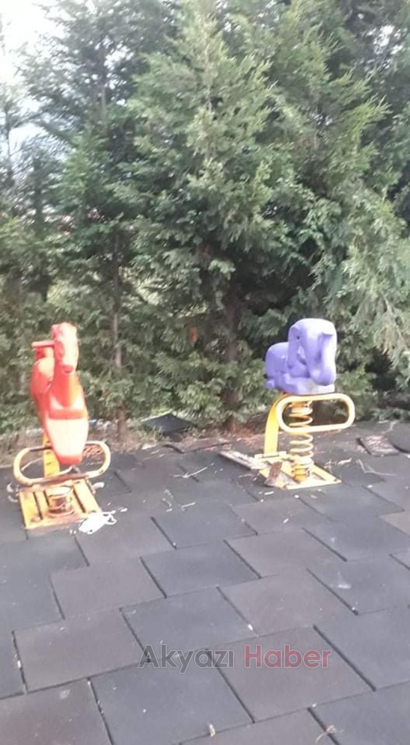 Parka yuva yapan arılar çocuklara saldırdı