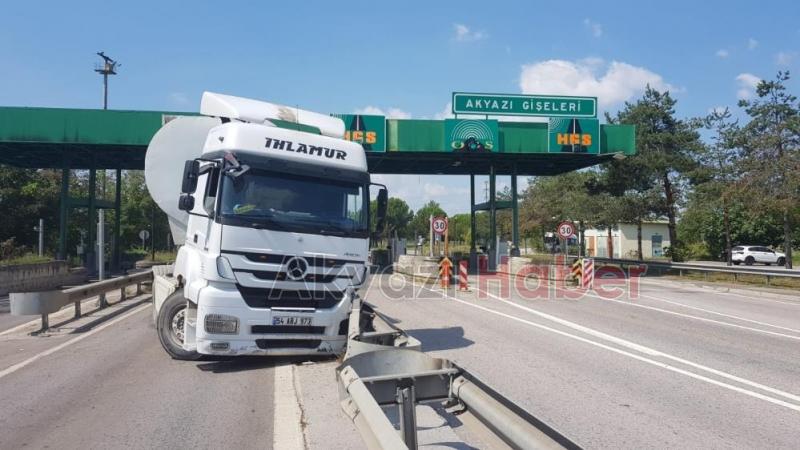 Akyazı TEM gişelerinde kaza