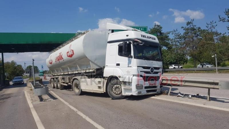 Akyazı TEM gişelerinde kaza